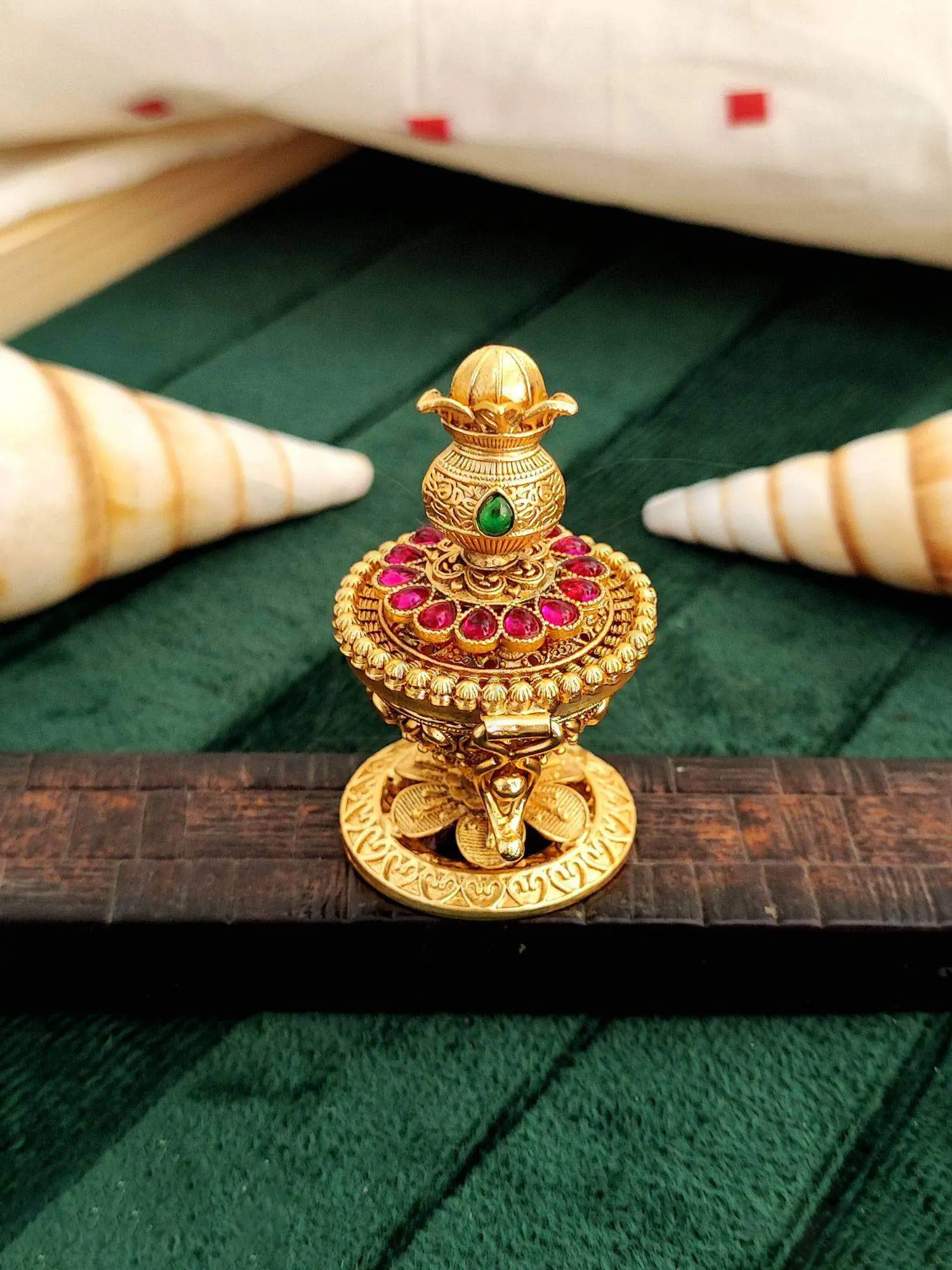 AntiqueSindurbox-Pumiroots-PRSB-25-105 antique Kalash sindoor box, gold with stones