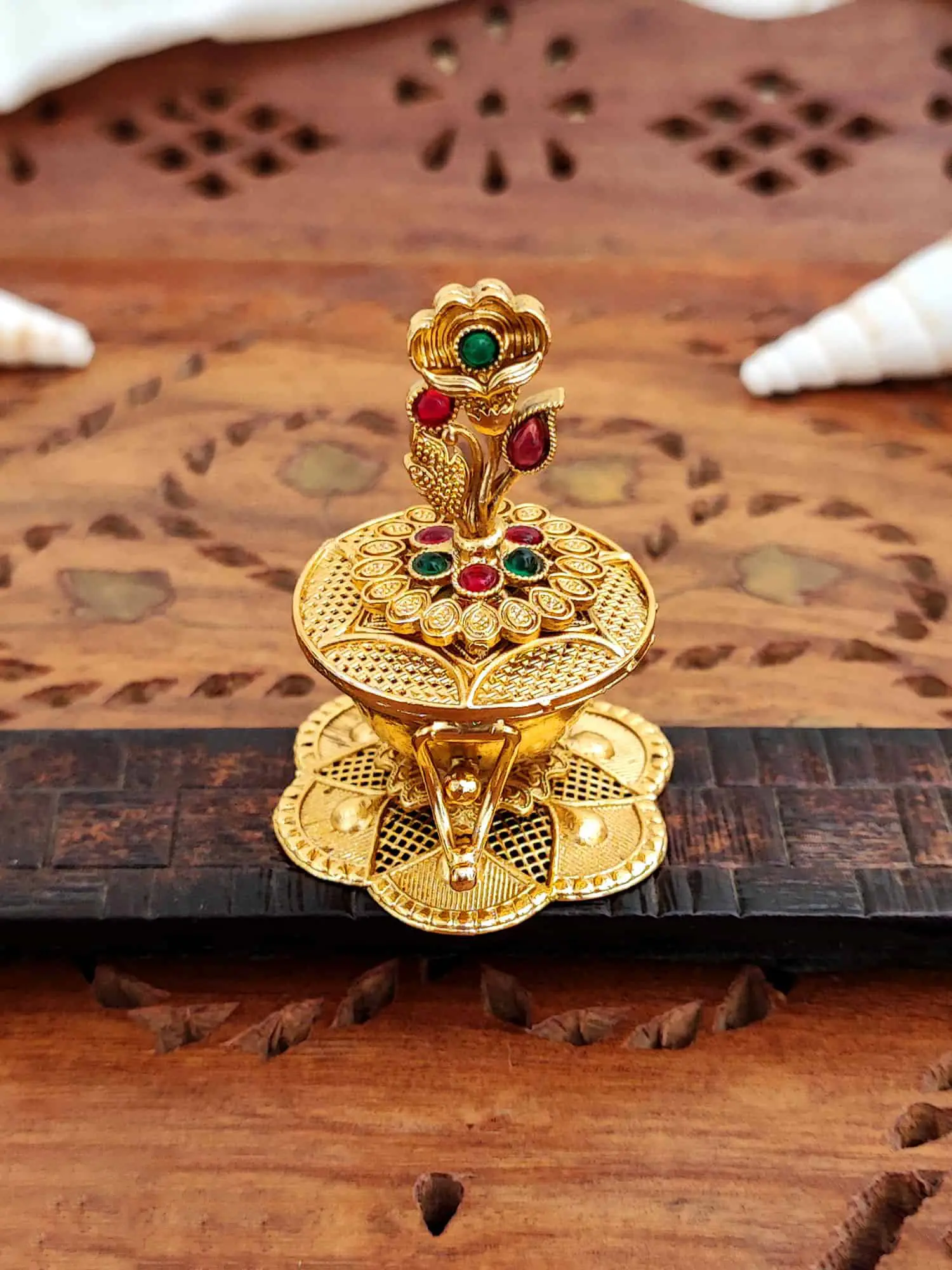 AntiqueSindurbox-Pumiroots-PRSB-25-111 floral stone sindoor box, antique gold with red-green stones
