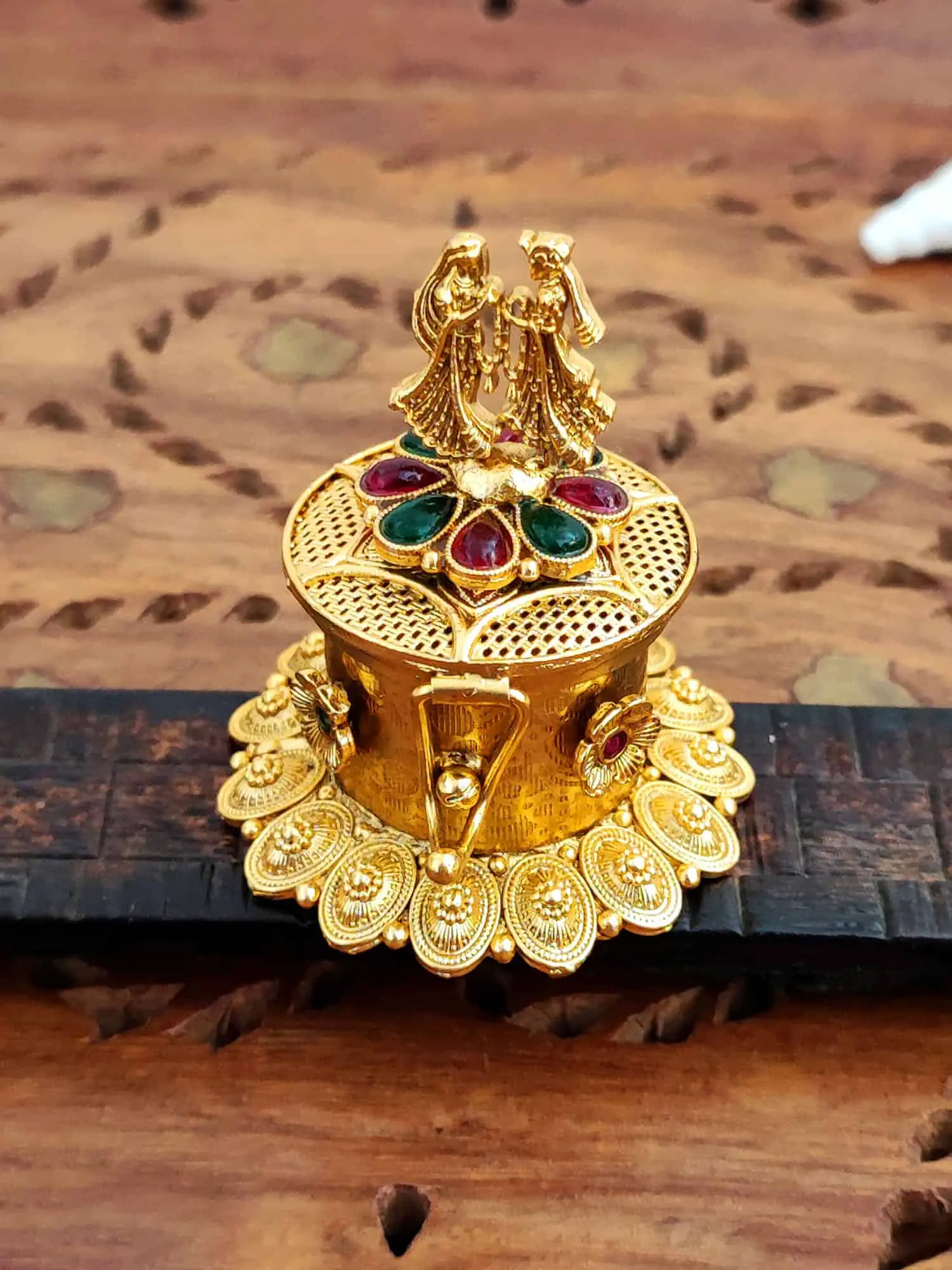 AntiqueSindurbox-Pumiroots-PRSB-25-118 antique festival sindoor box, gold Radha Krishna