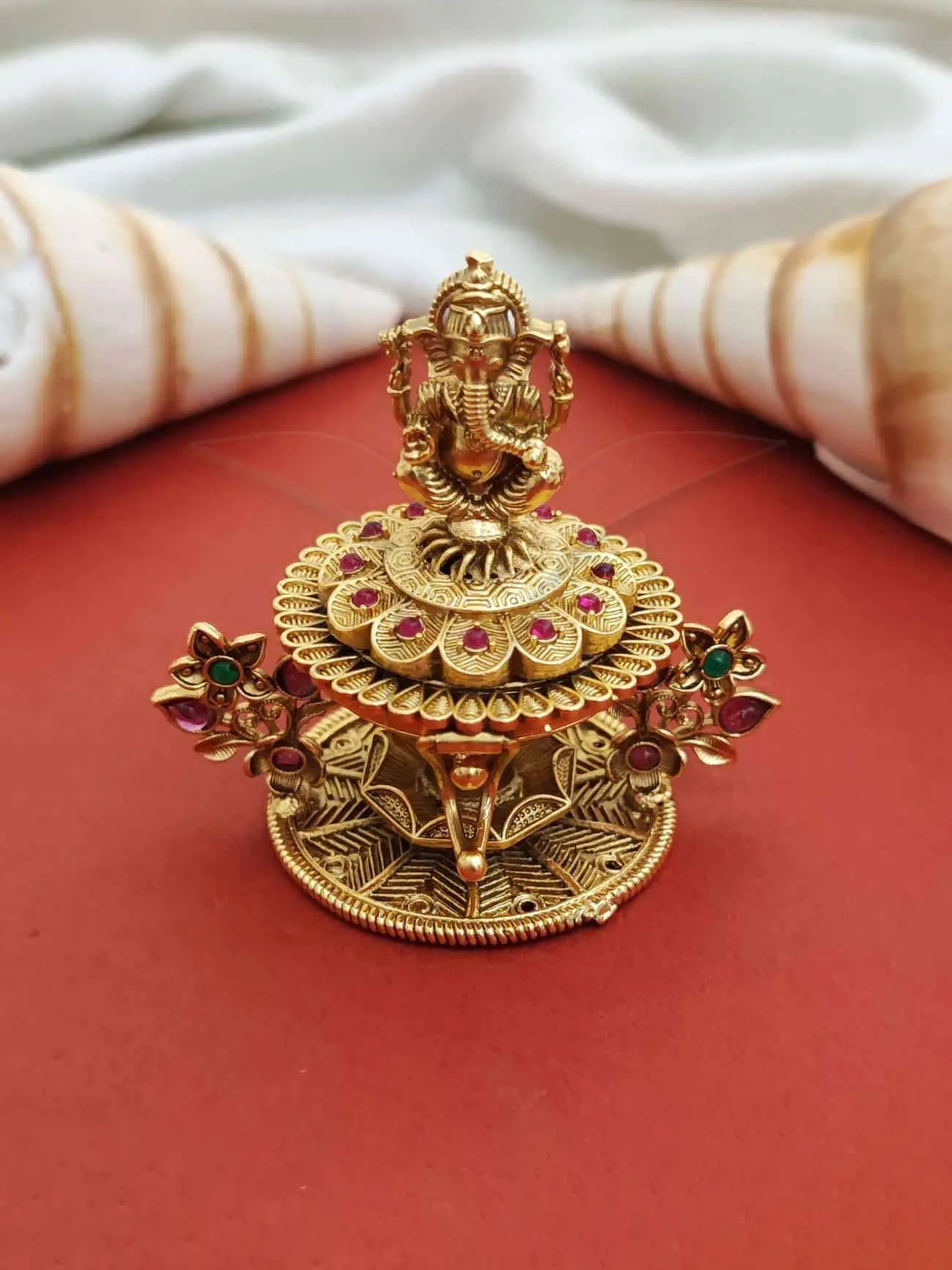 AntiqueSindurbox-Pumiroots-PRSB-25-124 decorative Ganpati sindoor box, gold Ganesha idol