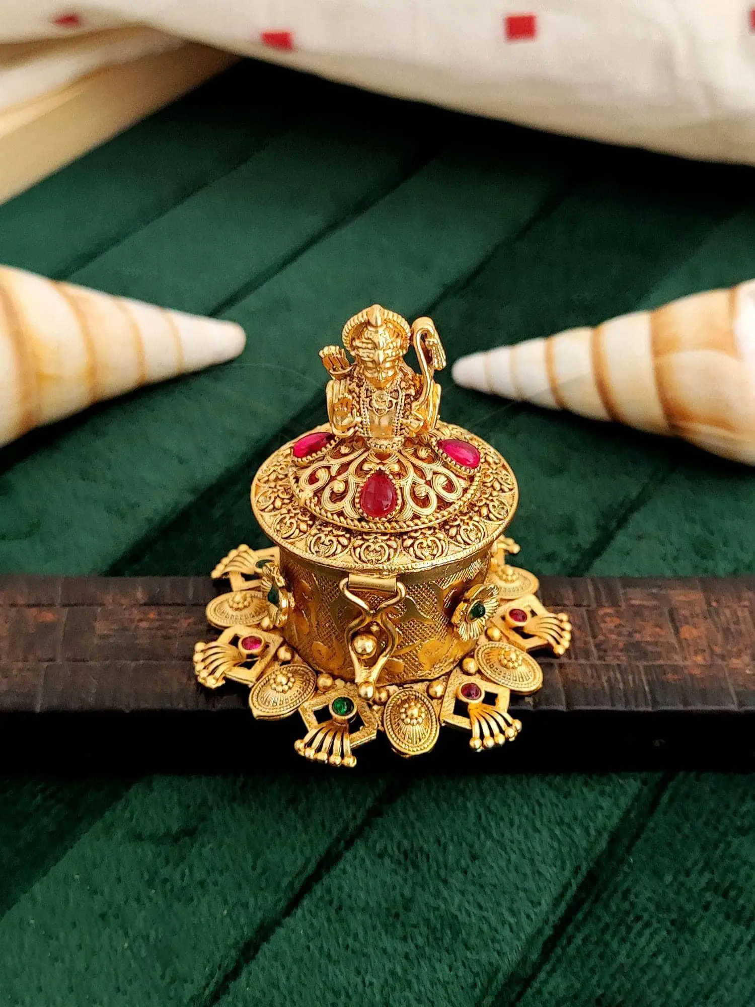 AntiqueSindurbox-Pumiroots-PRSB-25-164 Ram sindoor box, gold temple style with Lord Ram idol