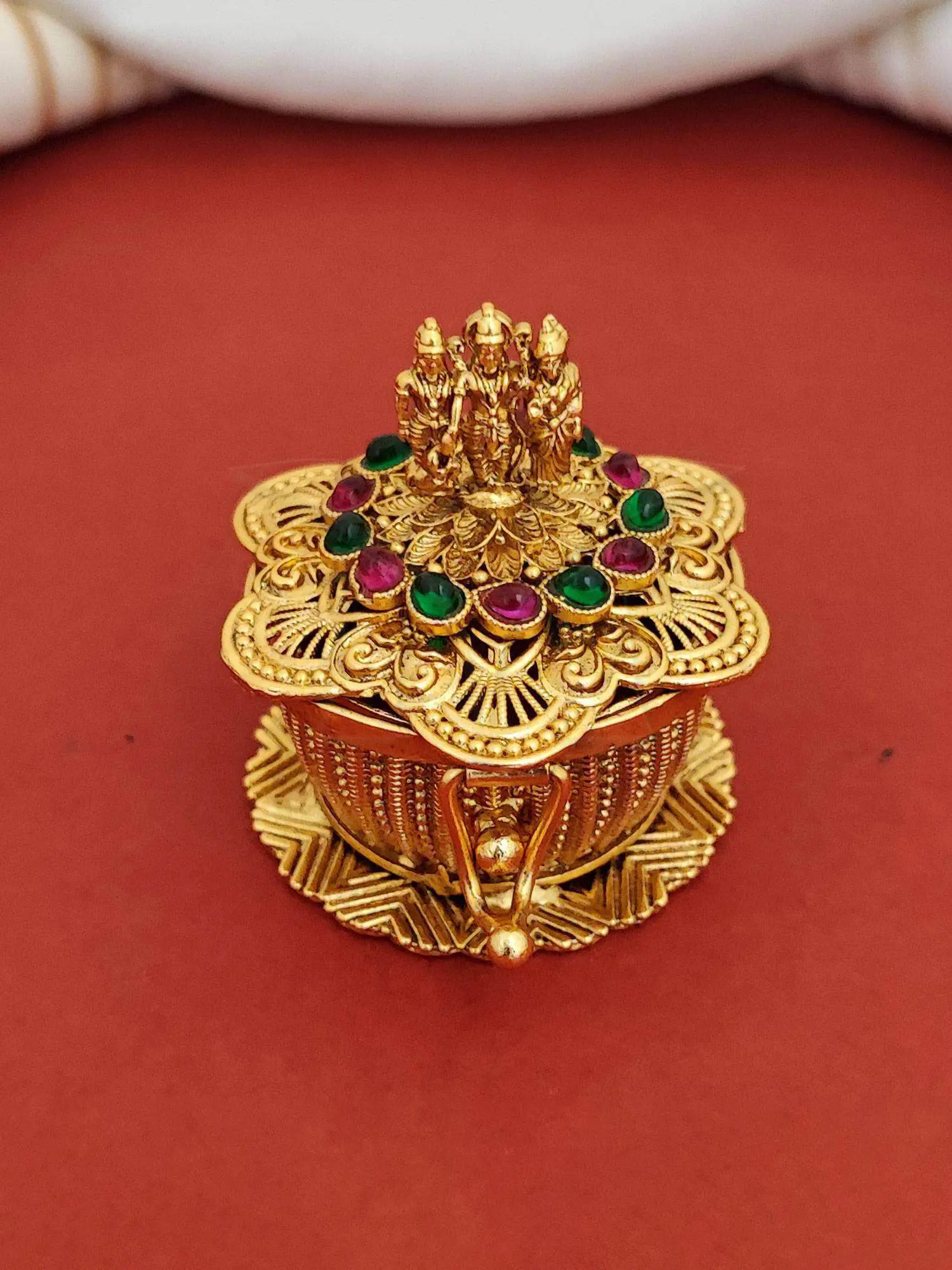 AntiqueSindurbox-Pumiroots-PRSB-25-165 Ram Darbar sindoor box, gold Rajwadi style with stones